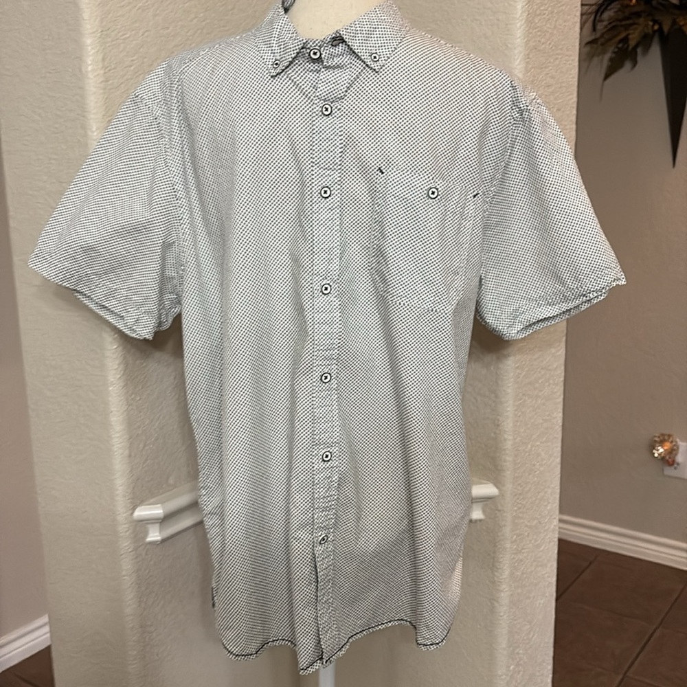 International Report white gray small print button down shirt Size L